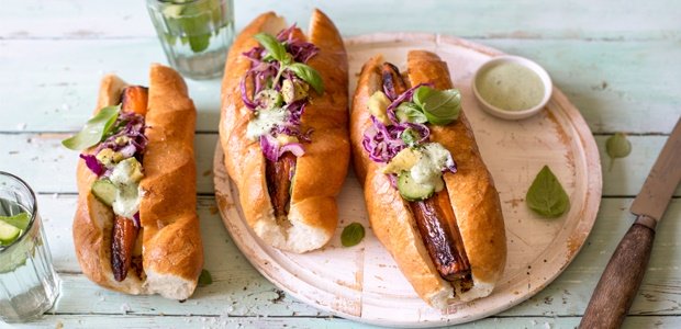 Roasted carrot hotdogs with basil sauce and red cabbage salsa - Food24