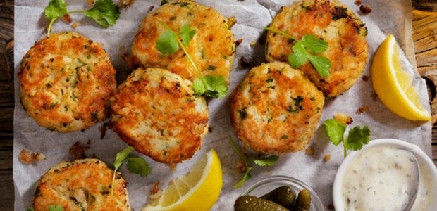 4 Ways to fire up your humdrum fishcakes - Food24