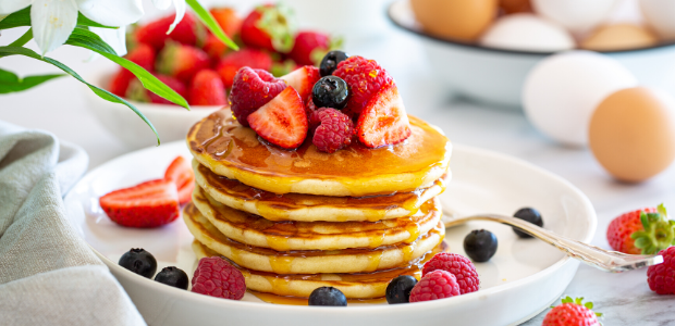 Fluffy pancakes with fresh berries - Food24