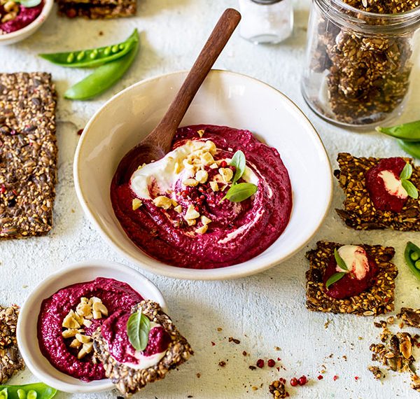 crackers with beetroot dip