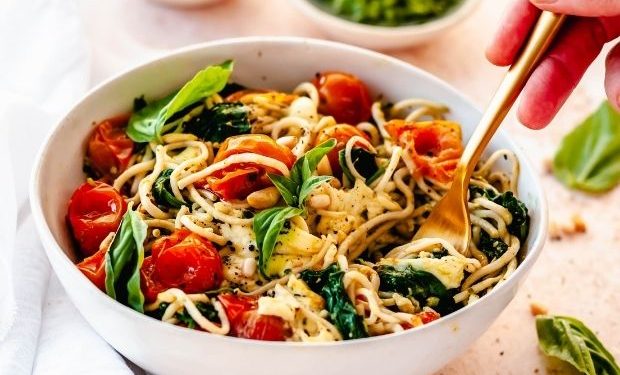 Cauliflower noodles with tomato and spinach - Food24