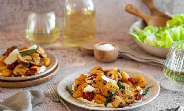 Crispy gnocchi with mushrooms and paprika butter - Food24